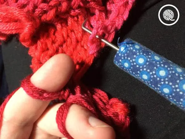 finger knit a blanket edge stitch close up