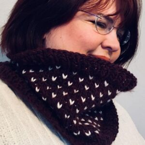 Simple Fair Isle Knit Cowl Learn to knit a cozy cowl using this simple, 2-color fair isle technique. Get the free pattern and video here. https://www.goodknitkisses.com/fair-isle-knit-cowl/ #goodknitkisses #knittingpattern #fairisleknit #freepattern #winterfashion